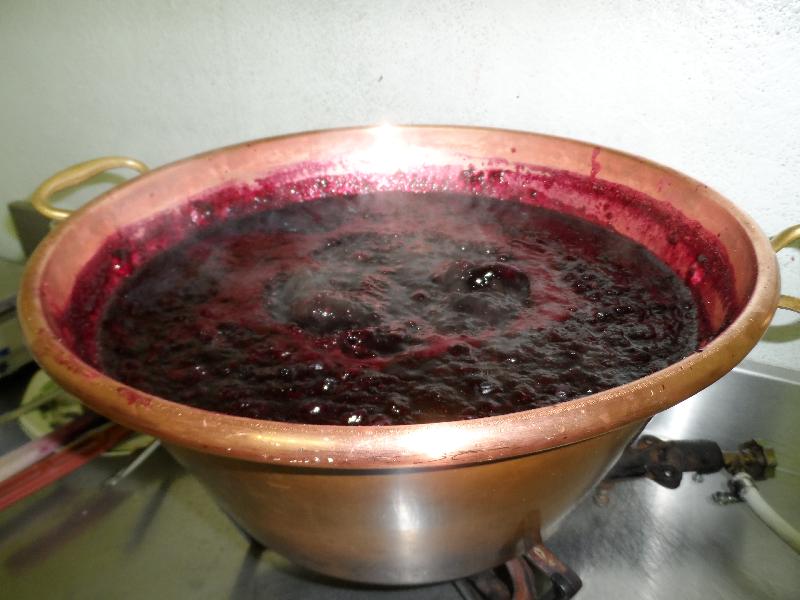 La confiture se prépare dans son chaudron de cuivre